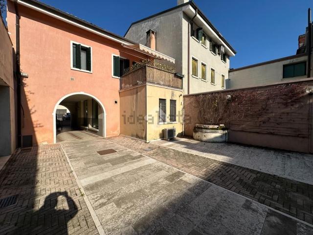 Locale Commerciale in affitto a Castelfranco Veneto, Veneto