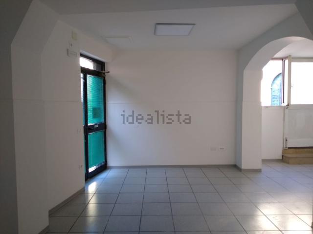 Locale Commerciale in affitto a Marche, Macerata