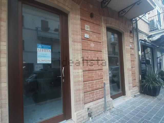 Locale Commerciale in affitto a Marche, Macerata