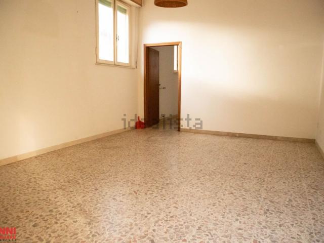 Locale Commerciale in affitto a Cecina, Livorno