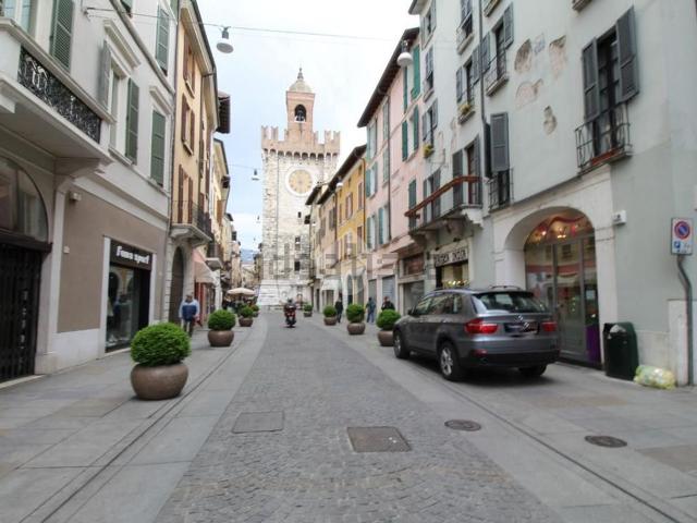 Locale Commerciale in affitto a Zona Centro, Brescia