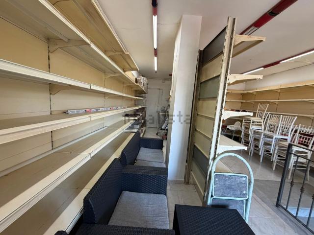 Locale Commerciale in affitto a Quarto, Campania