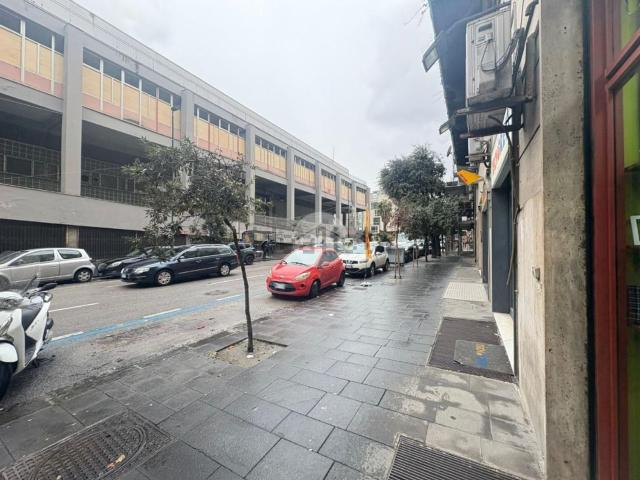 Locale Commerciale in affitto a Municipalità 4, Campania