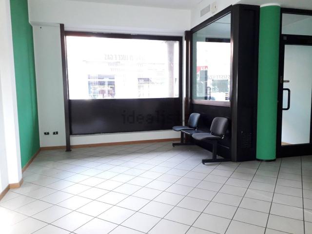 Locale Commerciale in affitto a Piemonte, Vercelli