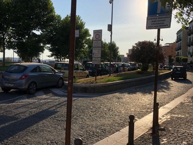 Locale Commerciale in affitto a Rione Ortodonico, Pozzuoli