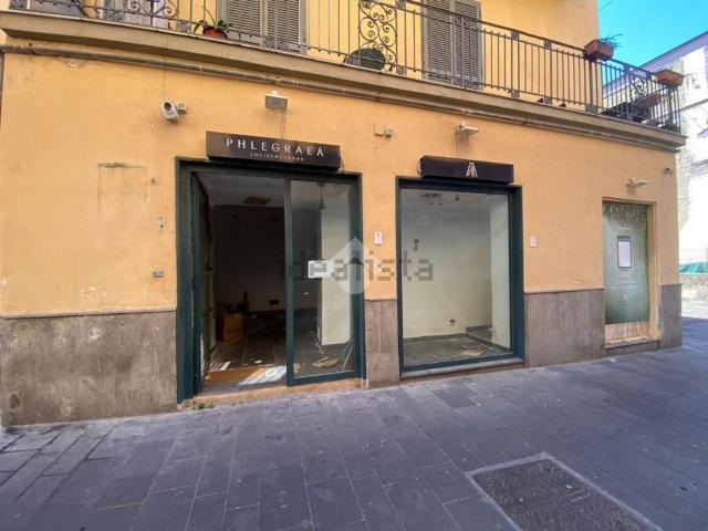 Locale Commerciale in affitto a Rione Ortodonico, Pozzuoli