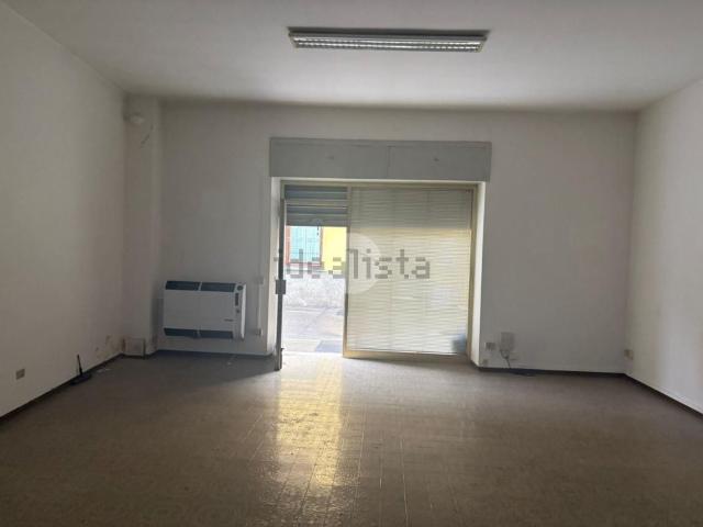 Locale Commerciale in affitto a Levate, Lombardia