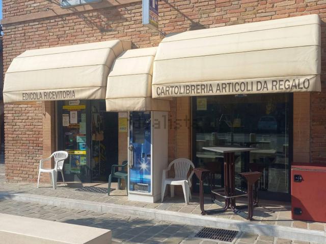 Locale Commerciale in affitto a Marche, Macerata