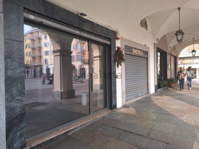 Locale Commerciale in affitto a Oltreponte, Piemonte