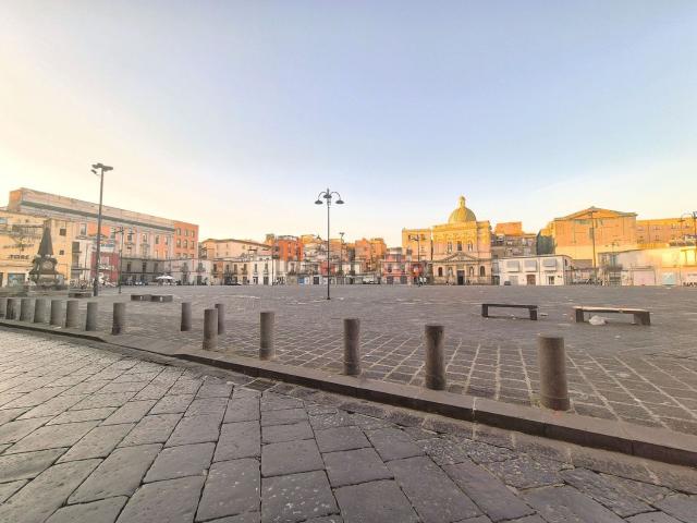 Locale Commerciale in affitto a Municipalità 2, Campania