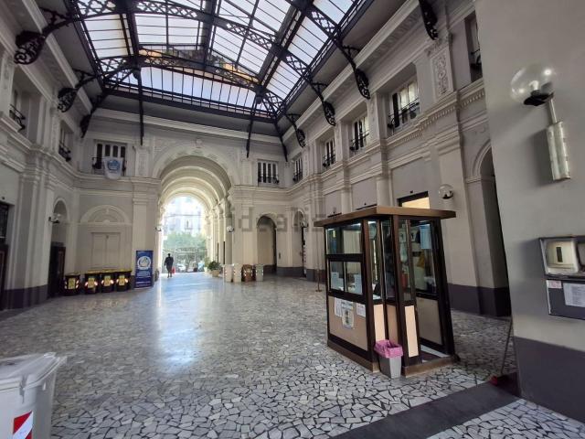 Locale Commerciale in affitto a Municipalità 2, Campania