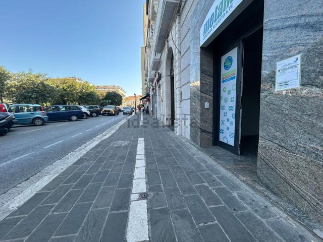Locale Commerciale in affitto a Campobasso, Molise
