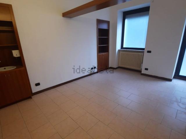 Locale Commerciale in affitto a Prospiano, Gorla Minore
