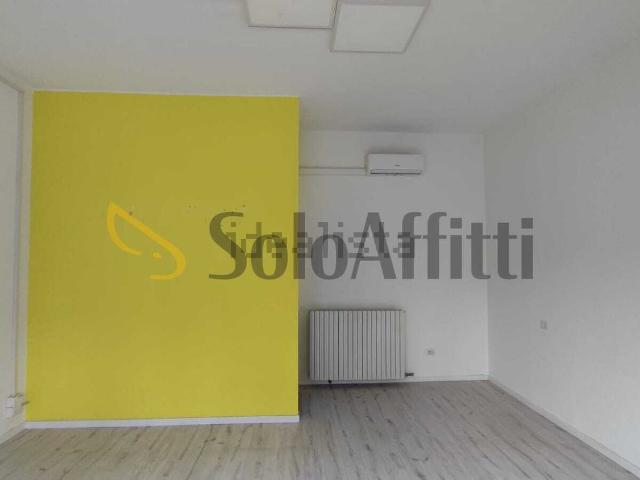 Locale Commerciale in affitto a Volta-Prealpi, Saronno