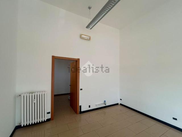Locale Commerciale in affitto a Carnate, Lombardia