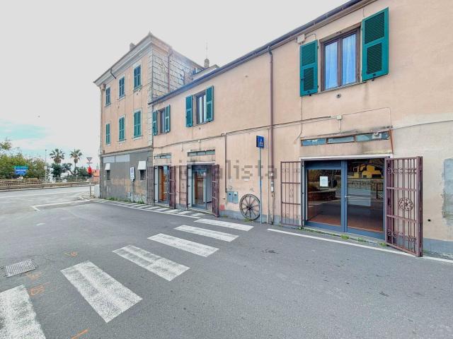 Locale Commerciale in affitto a Poggi Inferiore, Imperia