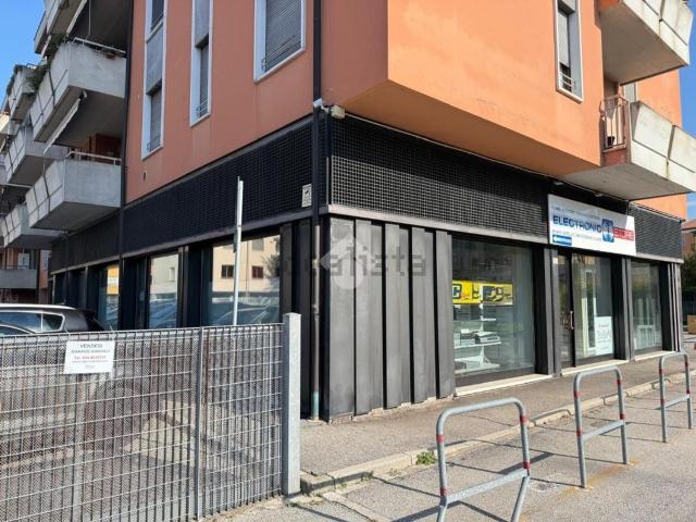 Locale Commerciale in affitto a Ovest, Brenzone