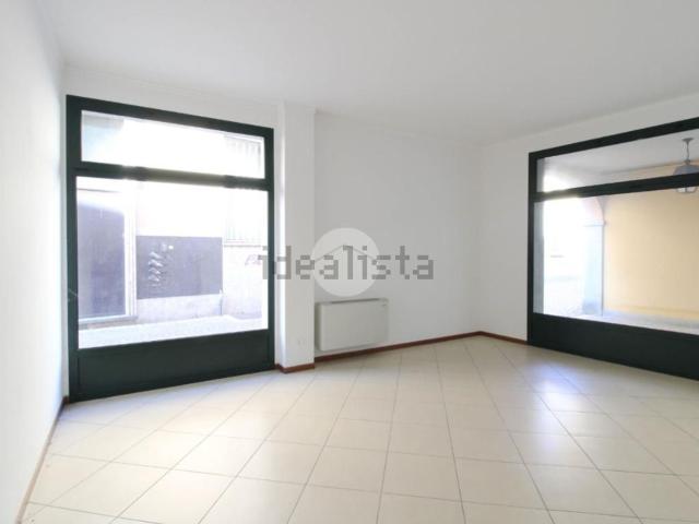 Locale Commerciale in affitto a Treviglio, Lombardia