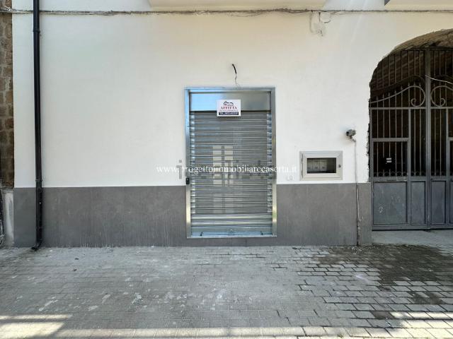 Locale Commerciale in affitto a San Nicola La Strada, Campania