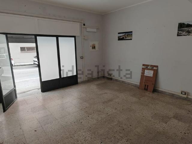 Locale Commerciale in affitto a Calabria, Reggio Calabria