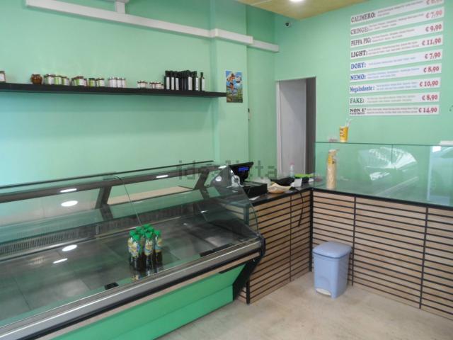 Locale Commerciale in affitto a Marina centro, Marche