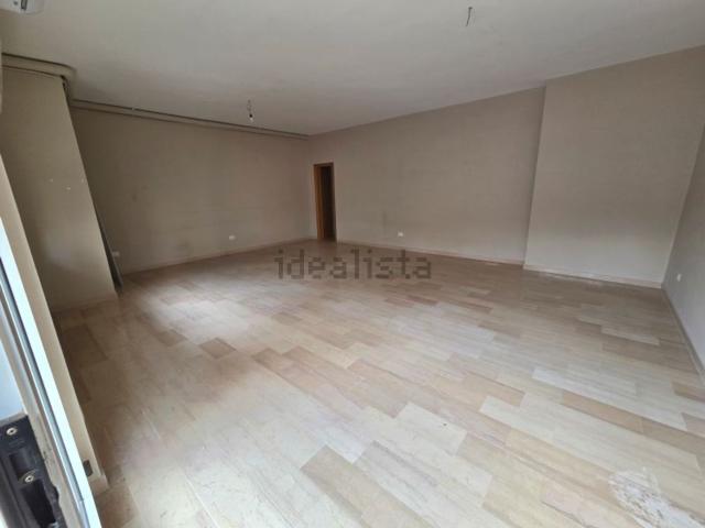 Locale Commerciale in affitto a Puglia, Bari