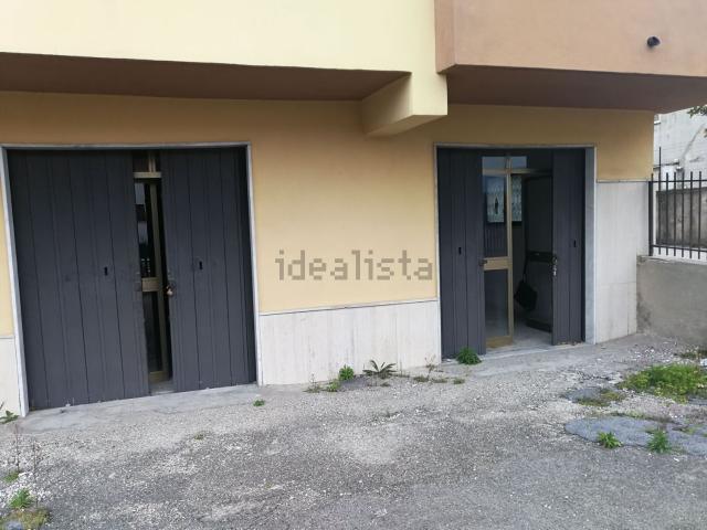 Locale Commerciale in affitto a Montesarchio, Campania