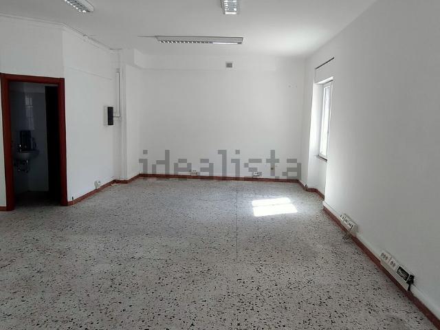 Locale Commerciale in affitto a Marche, Macerata