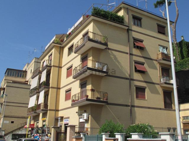 Locale Commerciale in affitto a Saxa Rubra, Roma Capitale