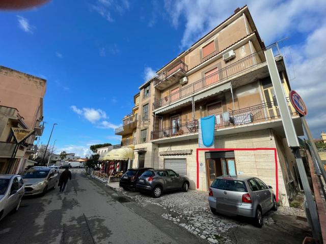 Locale Commerciale in affitto a Calabria, Cosenza