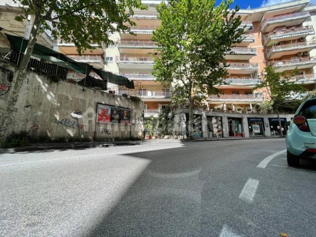Locale Commerciale in affitto a Municipalità 5, Campania