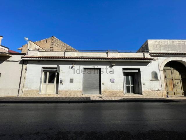 Locale Commerciale in affitto a Sant'Andrea dei Lagni, Santa Maria Capua