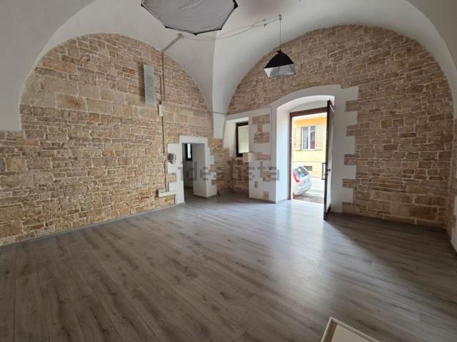 Locale Commerciale in affitto a Puglia, Bari