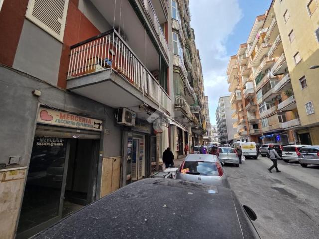 Locale Commerciale in affitto a Astroni, Pianura