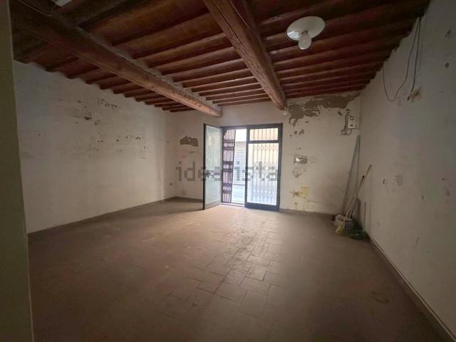 Locale Commerciale in affitto a Bellaria, Pontedera
