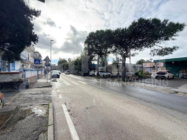 Locale Commerciale in affitto a Bacoli, Campania