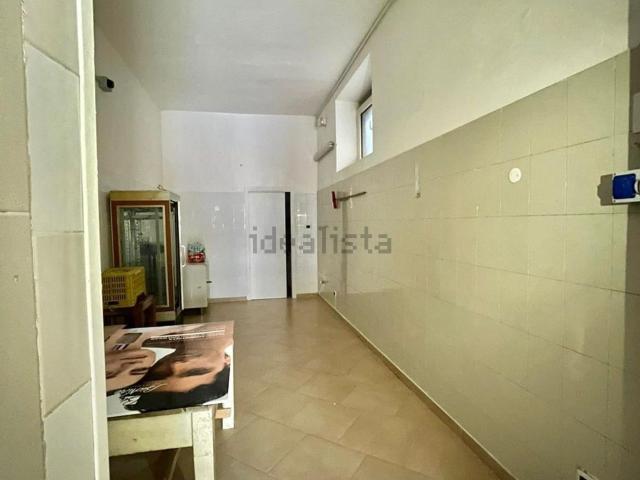 Locale Commerciale in affitto a Avellino, Campania