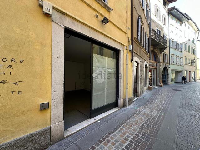Locale Commerciale in affitto a Comunità della Vallagarina, Borgo Sacco