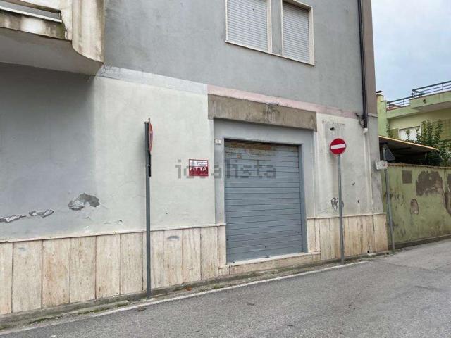 Locale Commerciale in affitto a Mondragone, Campania