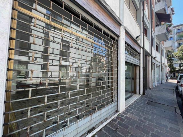 Locale Commerciale in affitto a Mestre-Carpenedo, Venezia