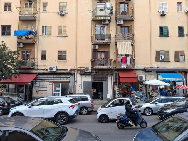 Locale Commerciale in affitto a Municipalità 9, Campania