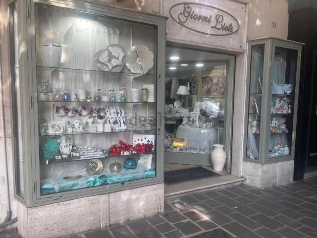 Locale Commerciale in affitto a Avezzano, Abruzzo