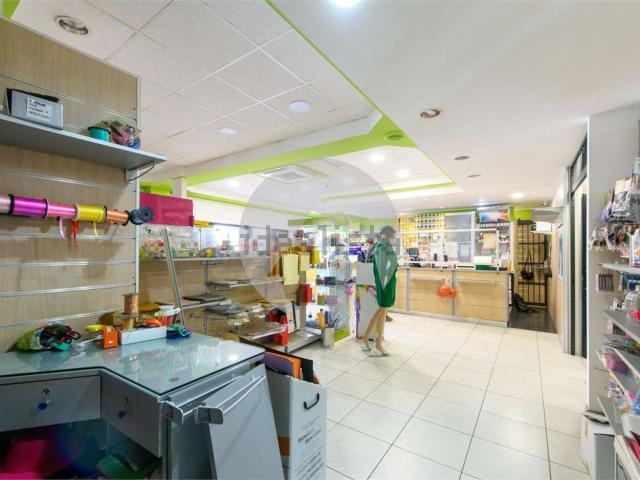 Locale Commerciale in affitto a Reggio Emilia, Sesso