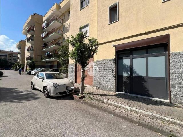 Locale Commerciale in affitto a Pollena Trocchia, Campania