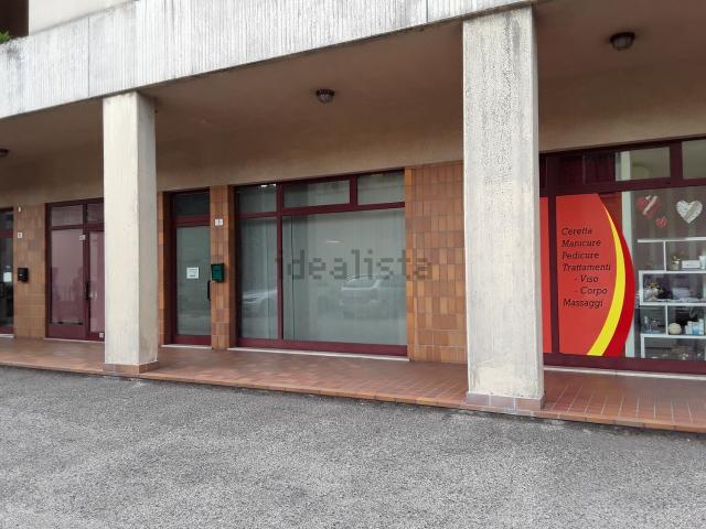 Locale Commerciale in affitto a Sud, Brenzone