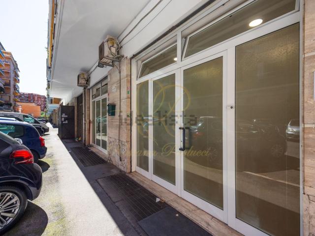 Locale Commerciale in affitto a Municipio Roma VII, Roma Capitale