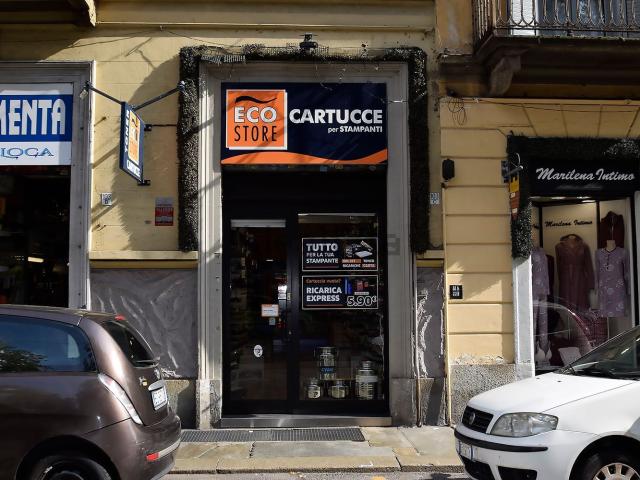 Locale Commerciale in affitto a Circoscrizione 8, Piemonte
