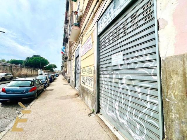 Locale Commerciale in affitto a Municipalità 7, San Pietro A Patierno