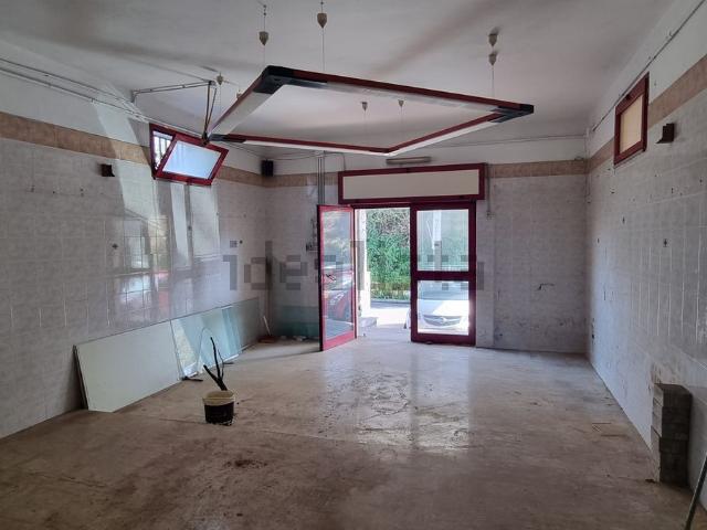 Locale Commerciale in affitto a Cigliano, Pozzuoli