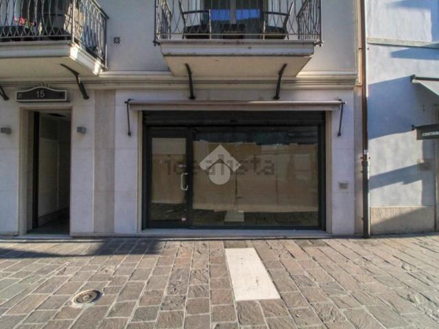 Locale Commerciale in affitto a Desenzano Del Garda, Lombardia